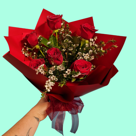 6 roses giftwrapped